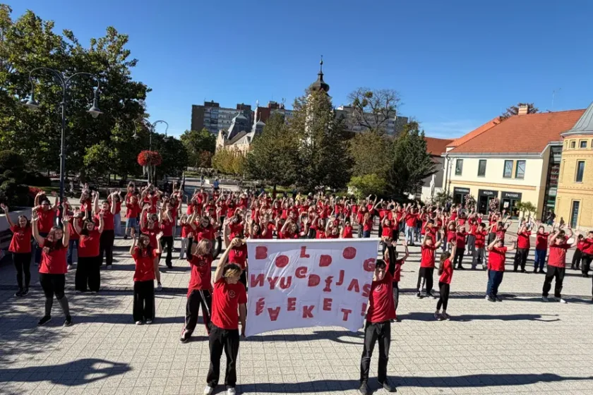 Piros flashmob a főtéren