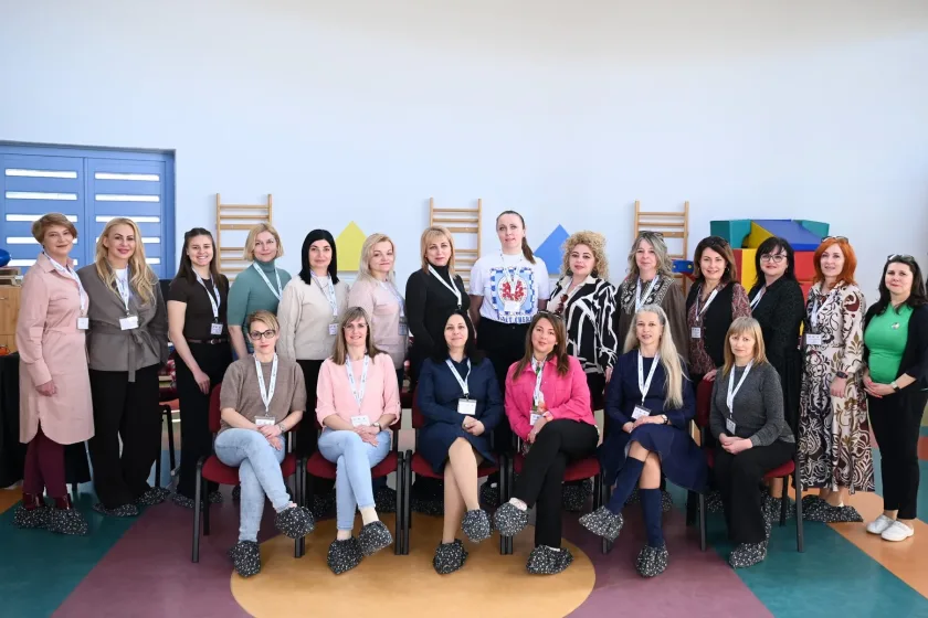 A Beregszászból, Csíkszeredából, Dunaszerdahelyről és
Zentáról érkezett óvónőket és tanárokat dr. Pappné Pintér
Csilla, a Gödöllői Óvoda vezetője fogadta