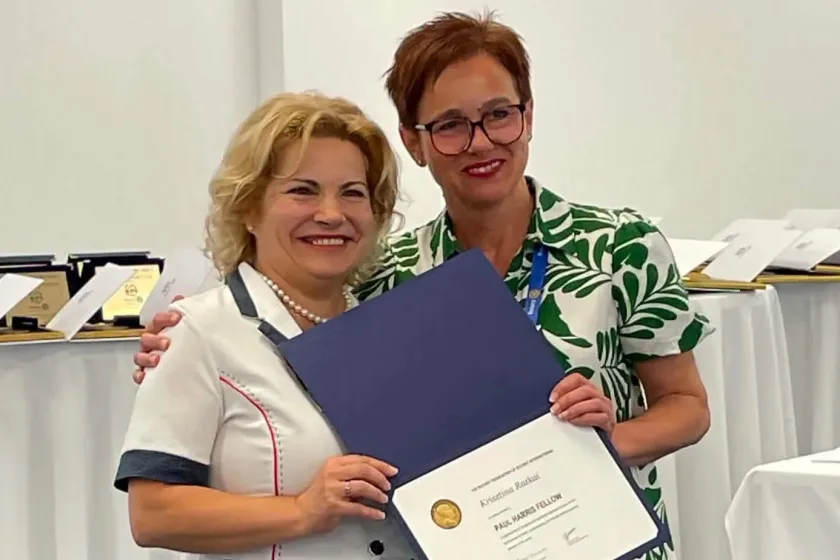 A Rotary Club Gödöllő leendő elnöke, Ratkai Krisztina (jobbra)  átveszi a Paul Harris-díjat
