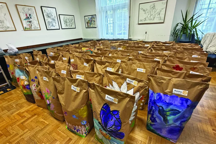 A 100 csomag egyenként 16 kilót nyom, és 16 ezer forintot ér