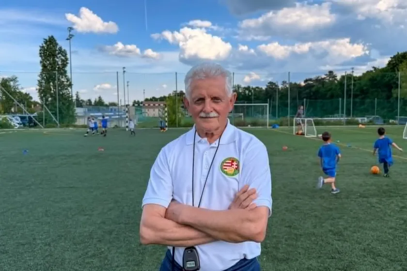 Csató Sándor, a városszerte ismert pedagógus és edző 77 évesen is aktív.