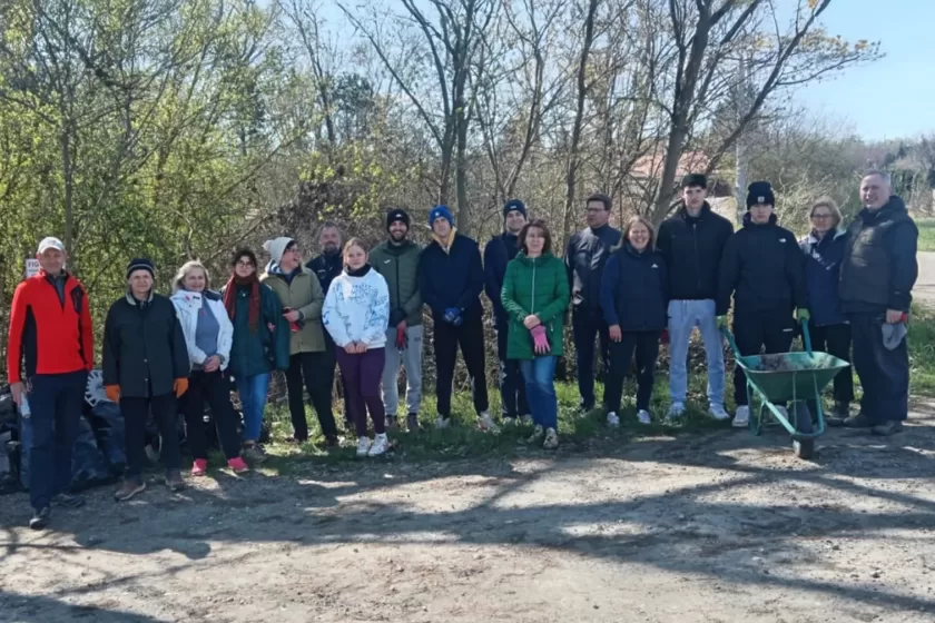 Már csaknem húsz éve takarítják lakókörnyezetüket a fenyvesiek