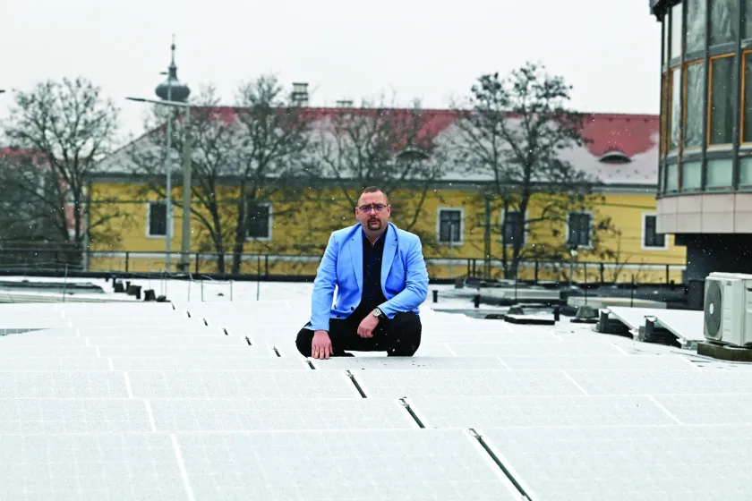 Kovács Gergő pályázatíró: Sok igény jelenik meg általában a közösségi oldalakon, persze mindenki a saját utcáját szeretné felújítani, de a pályázati lehetőségek nagyon kötöttek