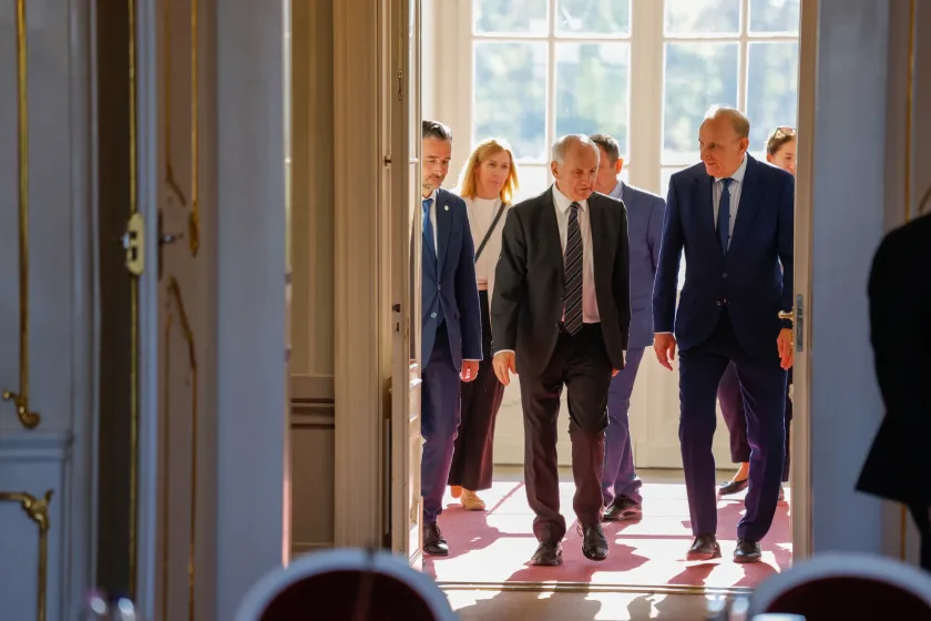 Dr. Baka András és dr. Gémesi György megérkezik a kastély dísztermébe