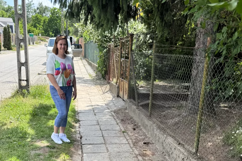 Előtte, utána: az egyenetlen járda Kissné Weisz Beáta képviselő kezdeményezésére megújult