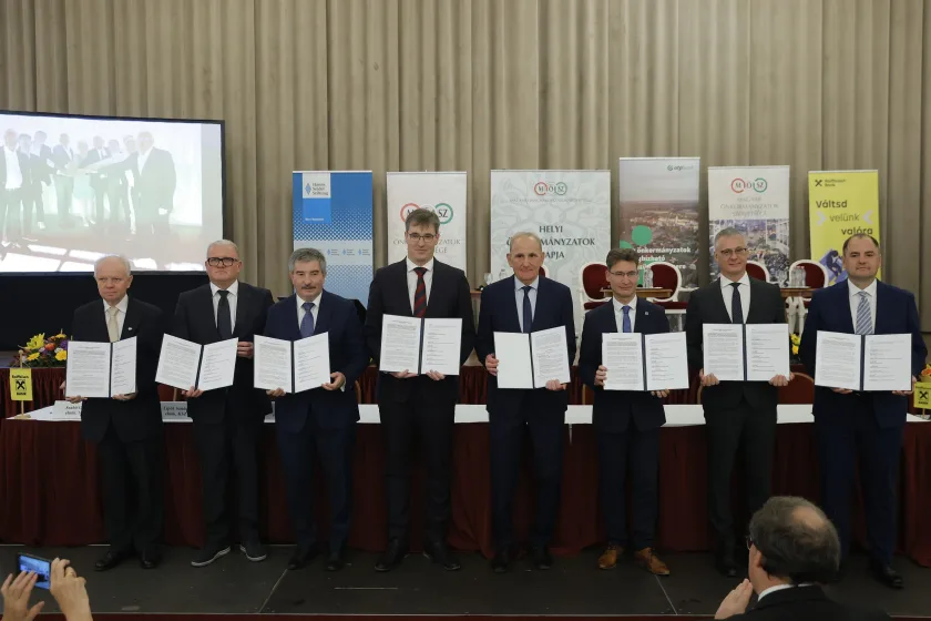 Önkormányzati vezetők az aláírt megállapodással. A cél az együttműködés erősítése és a hatékonyabb érdekképviselet