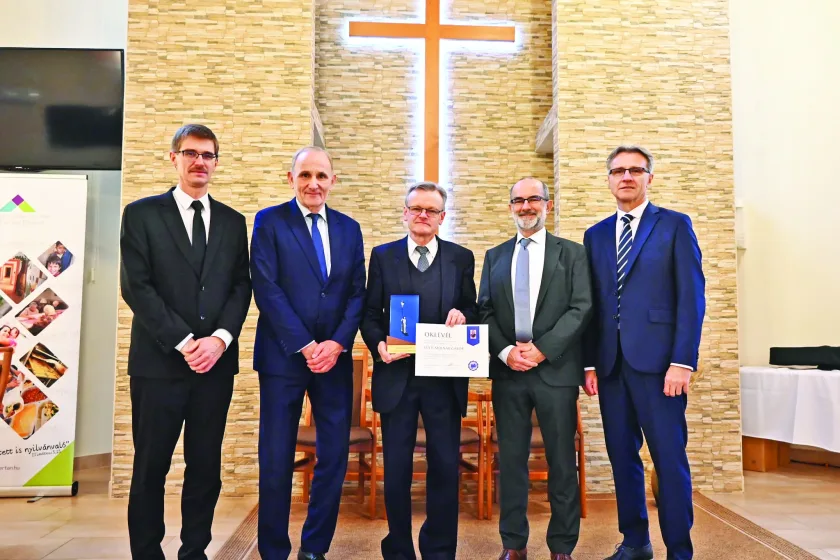 A kitüntetett Füsti Molnár Gábor, aki a szociális szolgáltatások terén sok éven keresztül végzett kiemelkedő és áldozatkész munkájáért kapta az elismerét