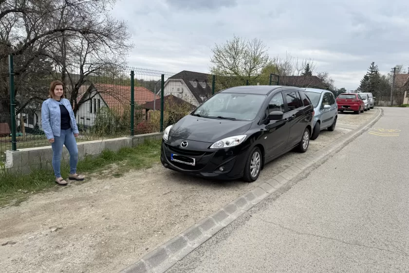 Kissné Weisz Beáta a leendő parkoló helyén