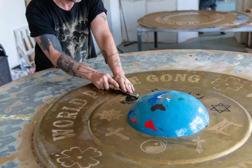 Cserélik a békegong díszítőelemeit
 | Fotó: Buza Zsófia