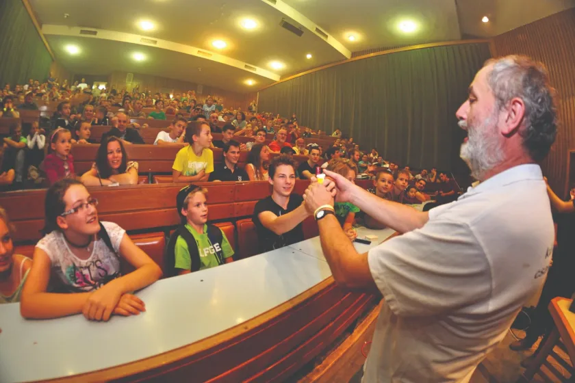 Igyekszem látványossá tenni az órákat, megmutatni, hogy a fizikának valóban van értelme