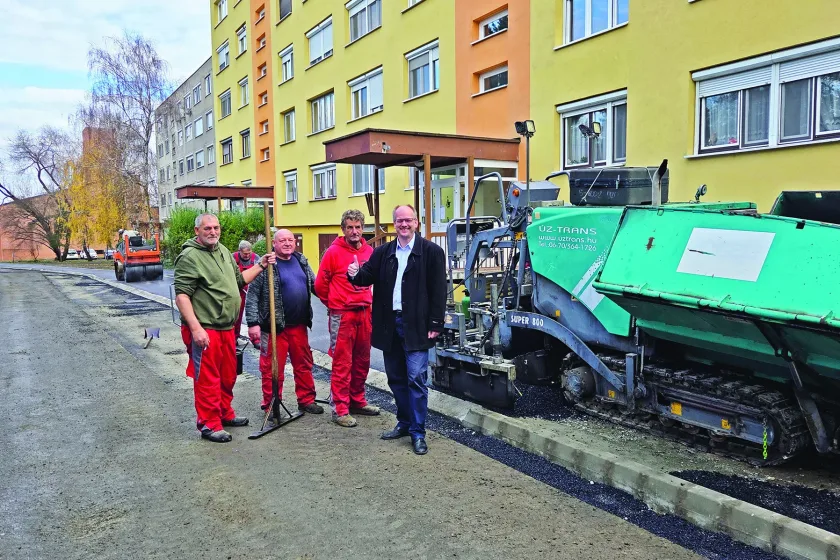 Dr. Jeney László, a Haraszt önkormányzati képviselője a kivitelezőkkel