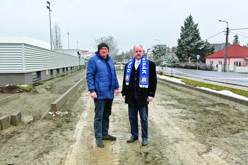 Dr. Jeney László, a körzet képviselője és Rózsavölgyi Sándor, a Gödöllői Sport Klub labdarúgószakosztályának vezetője az épülő parkolóban