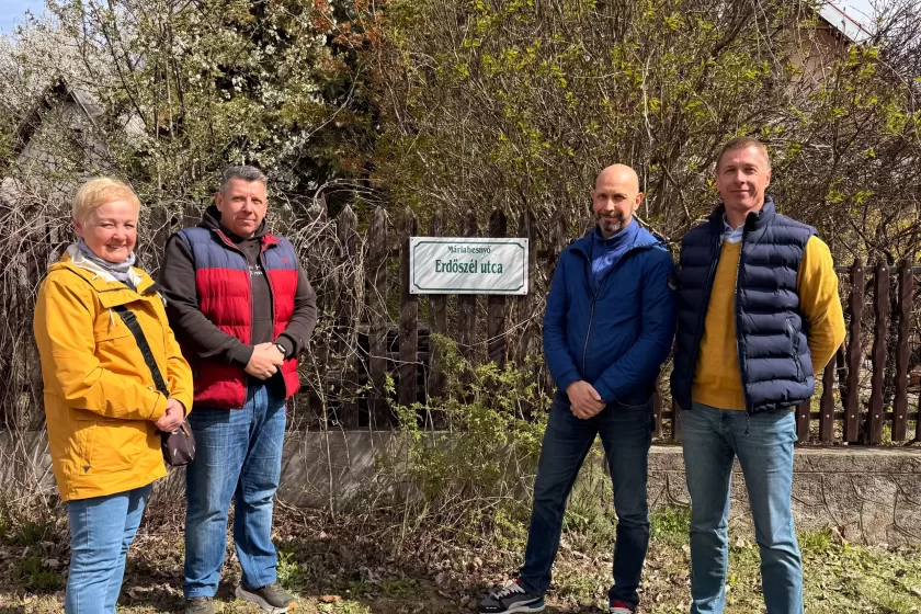 Kristóf Etelka képviselő és az Erdőszél utca 
kapcsolattartó lakói: Tamás 
Attila, Csizmeg Richárd és Gajda Gábor