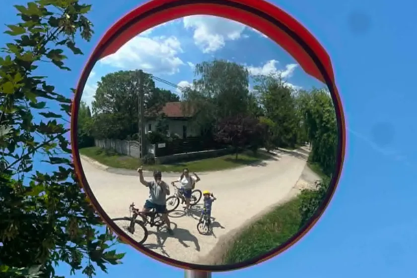 Forgalomtechnikai tükör a Buzogány és Akácfa utca kereszteződésben