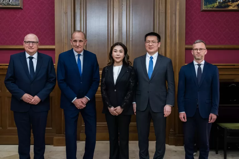 Michael Leuck európai piacokért felelős alelnök, dr. Gémesi 
György polgármester, Jie Yang, a Hongene Csoport 
vezető alelnöke, Mu He, a Hongene Biotech Hungary Kft. 
ügyvezető igazgatója és Bárdy Péter alpolgármester
| Jaeger Ákos