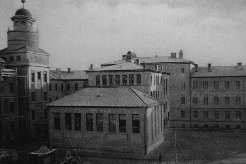 A Premontrei Rendház és Gimnázium belső udvara, ma az egyetem épülete. 45 ezer embert zsúfoltak itt össze az oroszok