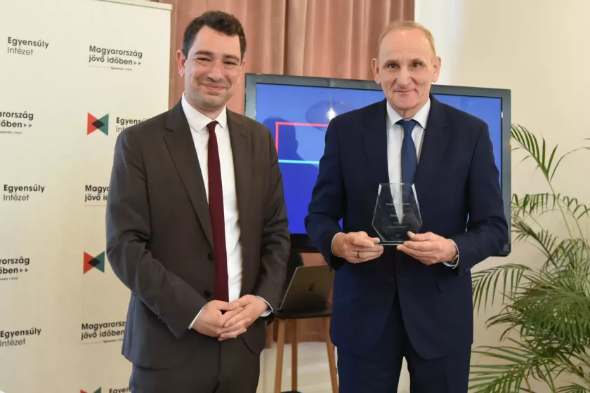 Boros Tamás, az Egyensúly Intézet igazgatója 
átadja a díjat dr. Gémesi György polgármesternek