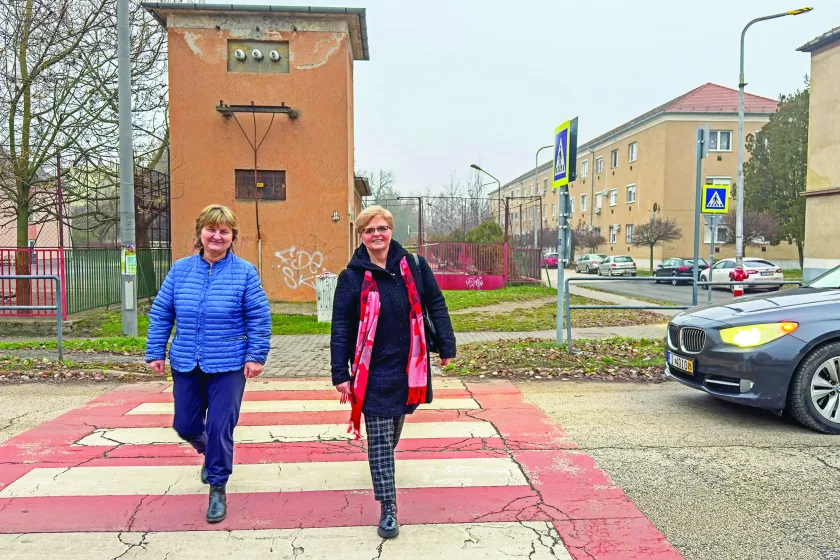 Szásziné Győri Éva igazgató és Varga Gyöngyi képviselő a Munkácsy-iskolánál