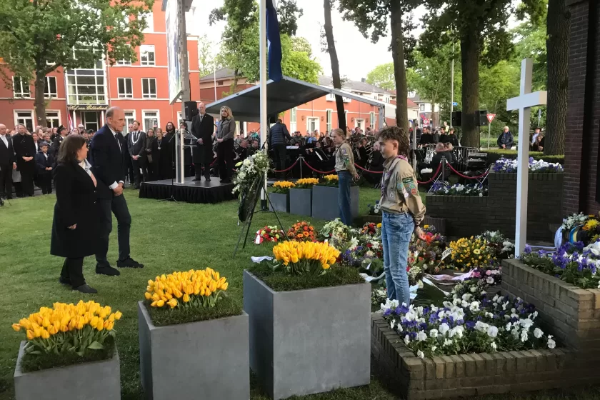 Gödöllő Város Önkormányzata nevében dr. Gémesi György polgármester és Scherzinger Mária koszorúzott a világháború áldozatainak emlékművénél | Korondi Judit